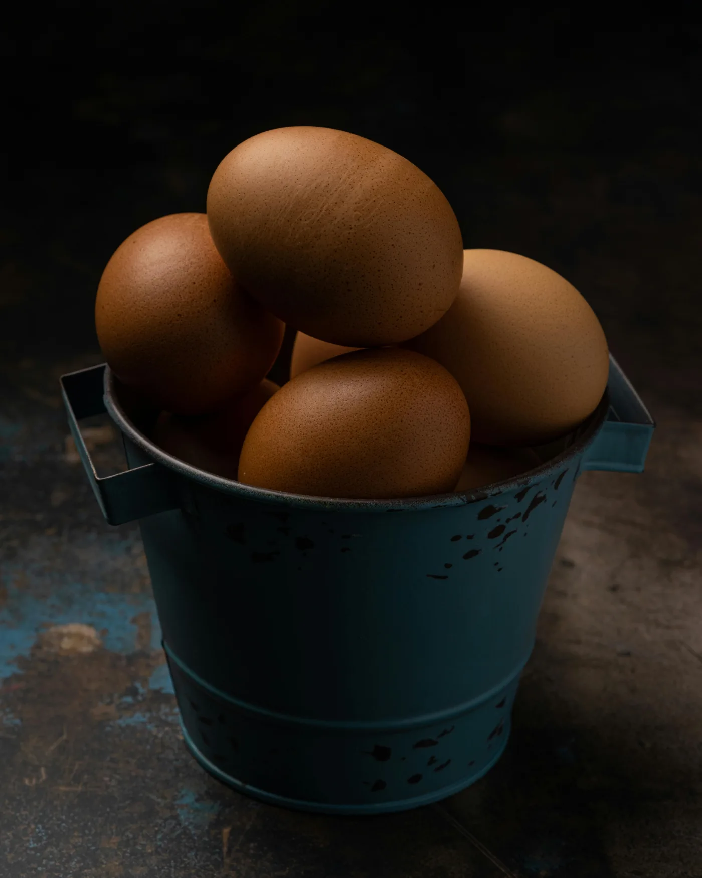 Frische Eier in einem Korb